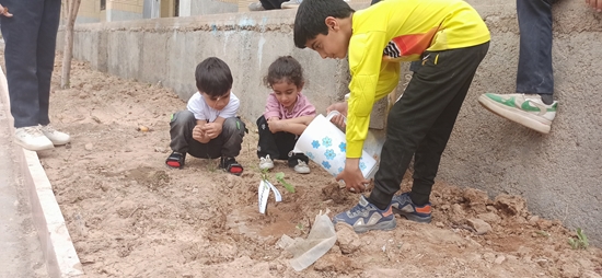 کاشت نهال توسط فرزندان کارکنان شبکه بهداشت و درمان در روز ملی جمعیت   